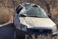 Caucete: camioneta protagoniza un vuelco y queda dentro de una propiedad