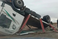 Un camión cargado con papas volcó en Ruta 20 y varias personas aprovecharon para llevarse la carga