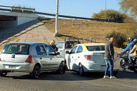 Accidente en Capital: un auto y un taxi chocaron en el Lateral de Circunvalación