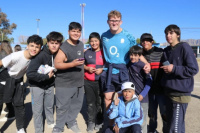 El seleccionado inglés de rugby compartió una jornada solidaria con vecinos de Marquesado