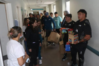 Los Pumas visitaron el Hospital Rawson y compartieron una jornada solidaria con niños internados