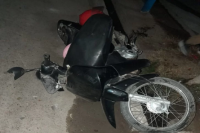 Pocito: motociclistas se estrellaron contra un árbol y el acompañante escapó dejando a la conductora herida