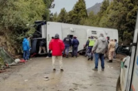 Impactante vuelco de un micro con turistas en Neuquén: cinco personas sufrieron graves heridas