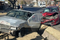 Accidente en Capital: impactaron dos autos y uno cayó en una cuneta