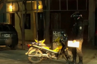 Choque entre un auto y una moto en las cercanías del estadio Hilario Sánchez