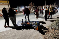 Violento choque entre un auto y moto en Albardón terminó con una persona hospitalizada 