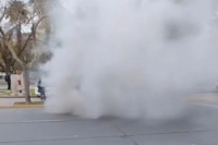 Impactante incendio en el centro: un auto se prendió fuego en Plaza 25 de Mayo