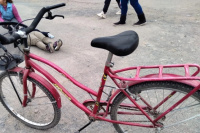Accidente en la vía pública: ciclista termina con fractura de cráneo tras colisionar contra un vehículo