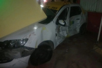 Impactante accidente en Chimbas: un remis terminó incrustado en un kiosco