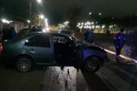 Dos heridos tras un choque en Chimbas: intentó esquivar un bache y terminó contra una pared