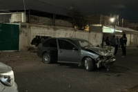 Chimbas: La conductora que chocó contra una vivienda trasladaba a un amigo herido de bala al hospital