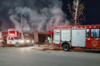 Incendio en el corazón de Jáchal: una familia perdió todo, pero logró salir a tiempo