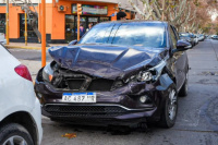 Violento accidente en pleno centro sanjuanino dejó a una joven herida