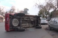 Impresionante vuelco en Capital: esquivó un perro y terminó chocando dos autos