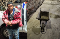Insólito intento de robo en Pocito: quiso llevarse una carretilla, tropezó y fue detenido