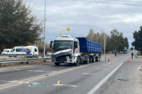 Fuerte choque entre un camión y un auto en Santa Lucía: una pareja fue hospitalizada
