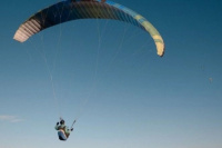 Susto en el Cerro Tres Marías: parapentista resultó herido tras caída
