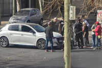 Choque entre moto y auto en pleno centro dejó a una mujer hospitalizada