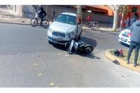 Una motociclista debió ser hospitalizada tras chocar con un auto en Capital