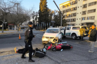 Chocó en Capital y terminó herido: el conductor de una moto fue asistido por emergencias