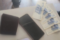 Intentó sobornar a la policía con dinero y ladrillos tras ser detenido sin papeles