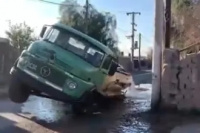 En Capital: Un camión cisterna se hundió en el pavimento y quedó varado 
