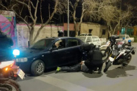 Fue detenido tras conducir peligrosamente y descubrirse que portaba un arma.