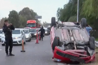 Violento choque y vuelco en Ruta 40: dos autos quedaron involucrados y hubo presencia de ambulancia