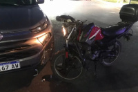 Grave accidente en Rawson: un motociclista resultó herido al chocar con una camioneta