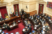 La oposición impulsa un dictamen para restringir el uso de los DNU de Javier Milei