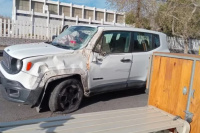 Sufrió heridas tras impactar contra un árbol en la entrada del Hospital Rawson