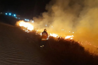 Incendio de pastos avanza y pone en peligro viviendas aledañas