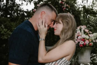 Taylor Swift anunció en redes su casamiento con Travis Kelce y compartió las fotos del compromiso