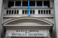 El BCRA impone nuevas normas para restringirle a los bancos la compra de dólares