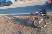 Una ciclista debió ser hospitalizada tras ser embestida por un auto y quedar inconsciente 