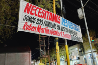 Familias afectadas por presunta estafa inmobiliaria colocaron pasacalles contra Denise Robles y Rubén Martín