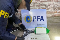 Detienen a una pareja que llevaba un kilo de cocaína y un arma de fuego