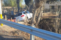 Pérdida de control al volante: dos jóvenes casi terminan dentro de una casa