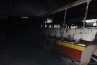 Devastador incendio consumió todos los colectivos de una compañía de transporte