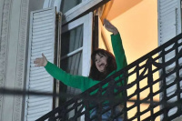 Cristina Kirchner apareció en el balcón para saludar a la militancia luego de la victoria del peronismo