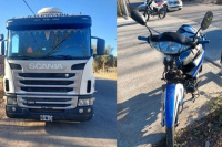 Perdió el control y terminó chocando contra un camión