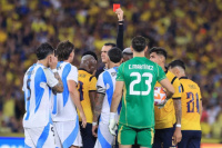 Argentina cae ante Ecuador con un jugador menos por la expulsión de Otamendi