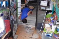 Fallido intento de robo: quedó colgado en la ventana y no pudo salir