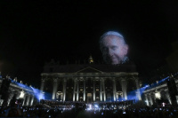 El cielo del Vaticano se iluminó con el rostro del papa Francisco formado por 3.500 drones