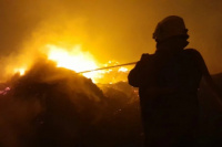 Pocito: incendio afectó tendido eléctrico y mantuvo en llamas un colchón por horas