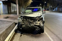 Violento accidente en Rivadavia dejó a un joven motociclista con serias lesiones