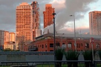 Un voraz incendio obligó a evacuar a 50 personas de un restaurante en Puerto Madero